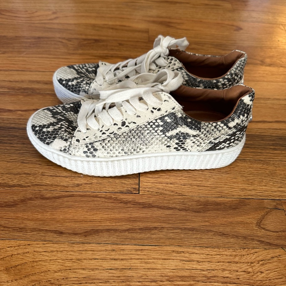 Steve Madden Snakeskin Pattern Sneakers size 8